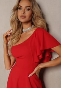 Renee - Czerwona Sukienka o Rozkloszowanym Kroju z Asymetryczną Górą na Jedno Ramię Ulubia. Okazja: na co dzień. Kolor: czerwony. Długość rękawa: krótki rękaw. Typ sukienki: asymetryczne. Styl: elegancki, casual #4