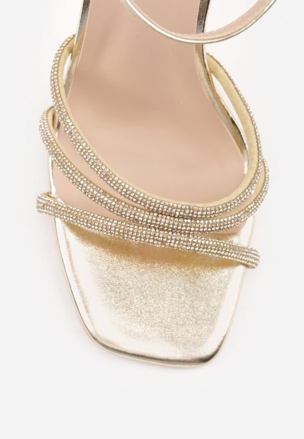 Born2be - Złote Sandały na Szpilce w Kształcie Klepsydry z Ozdobnymi Paseczkami i Cyrkoniami Daphliria. Kolor: złoty. Obcas: na szpilce