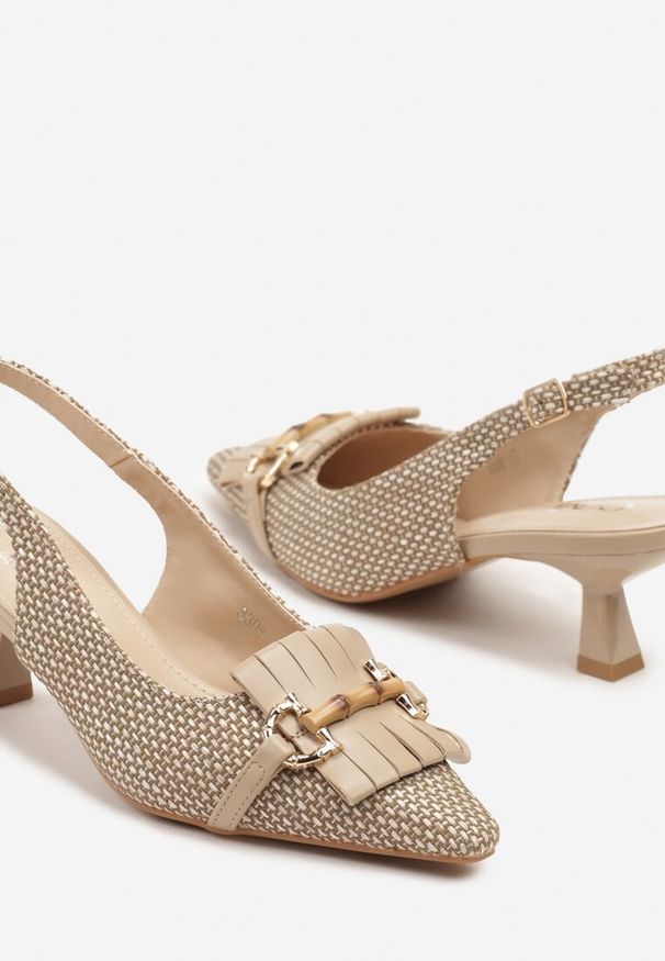 Renee - Ciemnobeżowe Sandały na Kaczuszce Typu Slingback Ozdobione Klamrą Tolirea. Okazja: na co dzień. Zapięcie: klamry. Kolor: beżowy. Wzór: aplikacja. Obcas: na szpilce. Styl: elegancki, klasyczny, casual. Wysokość obcasa: średni