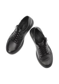 Czarne Sneakersy Wasak Skórzane Obuwie Damskie Na Stopy Wrażliwe. Okazja: na co dzień. Zapięcie: sznurówki. Kolor: czarny. Materiał: skóra. Wzór: grochy. Styl: casual, elegancki