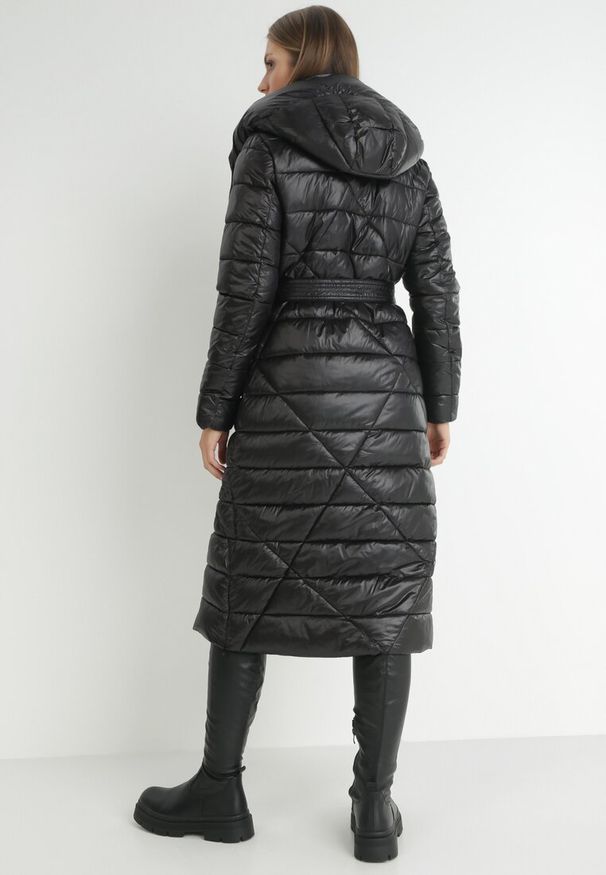 Born2be - Czarna Kurtka za Kolano z Wiązanym Paskiem i Kapturem Chlyrie. Kolor: czarny. Materiał: materiał. Długość: długie. Sezon: zima, jesień