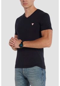 Guess - GUESS Granatowy męski t-shirt z małym logo. Okazja: na co dzień. Typ kołnierza: dekolt w serek. Kolor: niebieski. Materiał: bawełna, elastan. Długość rękawa: krótki rękaw. Długość: krótkie. Styl: elegancki, casual #6