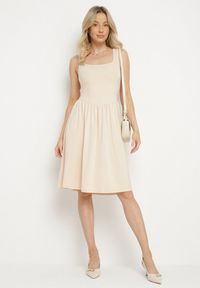 Born2be - Jasnobeżowa Sukienka z Wiskozą o Rozkloszowanym Kroju Edivane. Okazja: na co dzień. Kolor: beżowy. Materiał: wiskoza. Długość rękawa: na ramiączkach. Sezon: wiosna, lato. Typ sukienki: rozkloszowane. Styl: casual #2