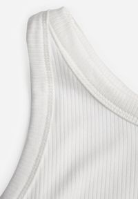 Born2be - Biały Top z Prążkowanego Materiału Zitessa. Okazja: na co dzień. Kolor: biały. Materiał: prążkowany, materiał. Długość rękawa: na ramiączkach. Styl: casual, elegancki, klasyczny #8