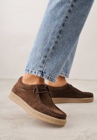 Renee - Brązowe Półbuty z Zamszu Naturalnego ze Skórzaną Wkładką i Przeszyciami Oaraneva. Kolor: brązowy. Materiał: zamsz, skóra. Styl: elegancki #1