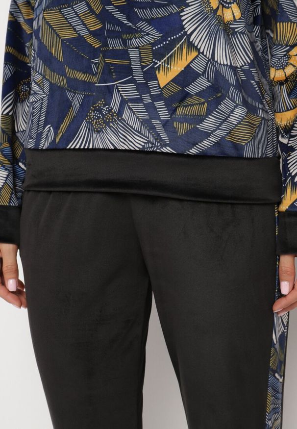 Born2be - Granatowo-Czarny Komplet Dresowy Welurowy Bluza w Abstrakcyjny Wzór Spodnie z Lampasami Ivalaria. Kolor: niebieski. Materiał: welur, dresówka