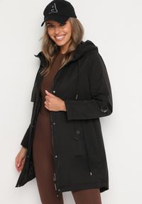 Born2be - Czarna Kurtka Parka z Bawełną Ściągana w Pasie Troczkiem Zapinana na Napy Velethra. Okazja: na co dzień. Kolor: czarny. Materiał: bawełna. Styl: casual #2