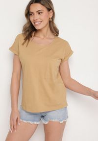 Born2be - Beżowy T-shirt z Bawełny Ozdobiony Kieszonką Ziarene. Okazja: na co dzień. Kolor: beżowy. Materiał: bawełna. Wzór: aplikacja. Styl: sportowy, casual