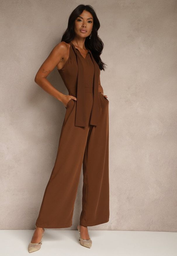 Renee - Brązowy Kombinezon Wide Leg z Ozdobnym Wiązaniem przy Szyi Silelia. Okazja: na co dzień. Kolor: brązowy. Długość rękawa: bez rękawów. Styl: klasyczny, elegancki, casual
