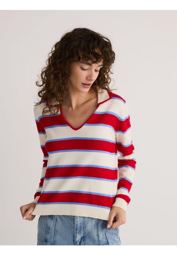 Reserved - Sweter z kołnierzykiem polo - wielobarwny. Typ kołnierza: polo. Materiał: wiskoza, dzianina