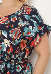 Born2be - Granatowa Bawełniana Sukienka w Kwiaty o Pudełkowym Fasonie ze Sznurkiem w Talii Risallise. Okazja: na spacer, na imprezę. Kolor: niebieski. Materiał: bawełna. Długość rękawa: krótki rękaw. Wzór: kwiaty. Styl: retro, wizytowy #4