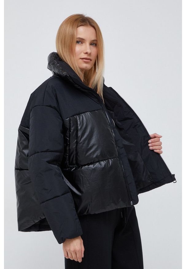 Calvin Klein Jeans kurtka damska kolor czarny zimowa. Kolor: czarny. Materiał: włókno. Długość: długie. Sezon: zima