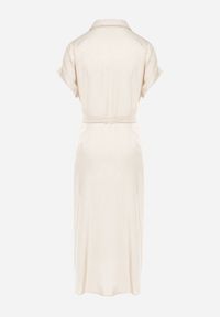 Born2be - Beżowa Sukienka Koszulowa Zapinana na Guziki z Rozcięciem Wiązana Materiałowym Paskiem Nestari. Typ kołnierza: dekolt w kształcie V. Kolor: beżowy. Materiał: materiał. Długość rękawa: krótki rękaw. Typ sukienki: koszulowe. Styl: elegancki #7