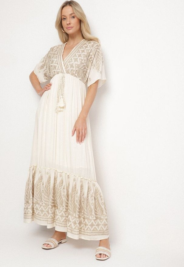 Born2be - Jasnobeżowa Wiskozowa Sukienka z Kopertowym Dekoltem i Haftem z Metaliczną Nicią Emhiris. Okazja: na co dzień. Kolor: beżowy. Materiał: wiskoza. Długość rękawa: krótki rękaw. Wzór: haft. Typ sukienki: kopertowe. Styl: klasyczny, casual