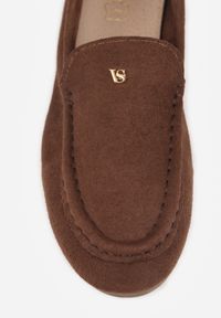 Renee - Brązowe Mokasyny VICES z Wkładką ze Skóry Naturalnej i Metalicznym Elementem Alcimene. Nosek buta: okrągły. Kolor: brązowy. Materiał: skóra. Obcas: na obcasie. Wysokość obcasa: niski #5