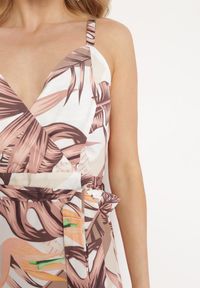 Born2be - Beżowa Sukienka na Ramiączkach z Kopertowym Dekoltem i Motywem Florystycznym Obilena. Okazja: na co dzień. Kolor: beżowy. Materiał: tkanina. Długość rękawa: na ramiączkach. Wzór: kwiaty. Sezon: lato. Typ sukienki: kopertowe. Styl: casual, elegancki #6