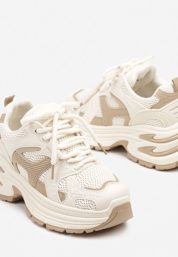 Renee - Beżowe Sneakersy na Platformie z Tłoczeniem i Geometrycznym Wzorem Melvila. Kolor: beżowy. Materiał: jeans. Wzór: geometria. Obcas: na platformie