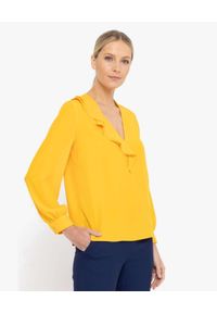 DENI CLER - Żółta bluzka z falbaną. Kolor: żółty. Materiał: jedwab, materiał. Długość rękawa: długi rękaw. Długość: długie
