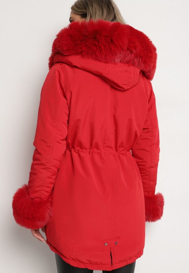 Born2be - Czerwona Kurtka Parka z Kapturem i Wstawkami z Futerka Caranze. Okazja: na co dzień. Typ kołnierza: kaptur. Kolor: czerwony. Materiał: futro. Sezon: zima, jesień. Styl: casual