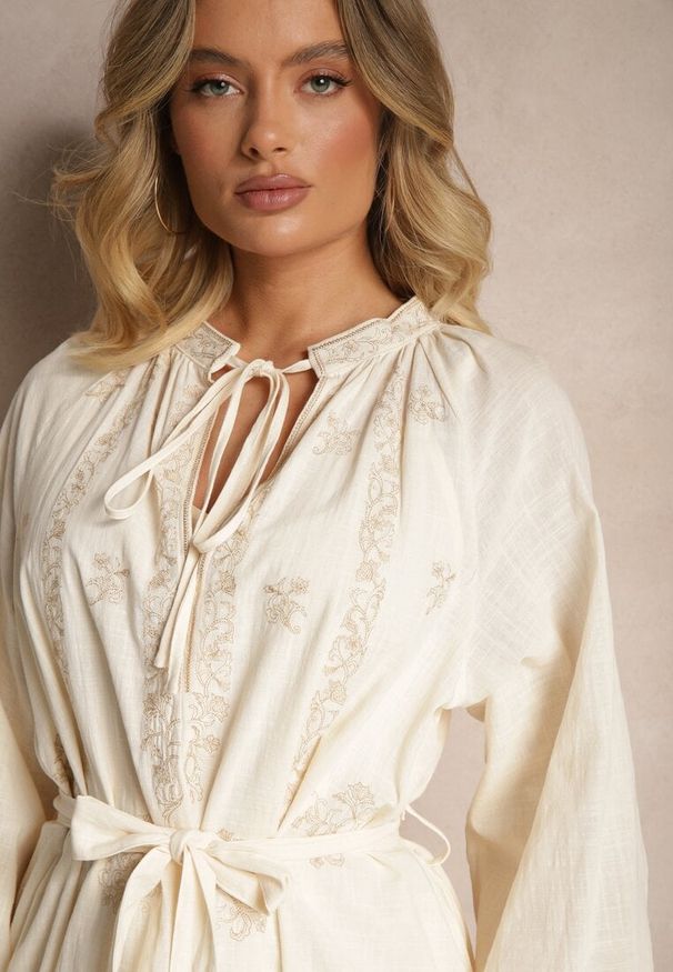 Renee - Beżowa Sukienka z Paskiem Boho z Bawełny Zdobiona Haftem Gonalin. Okazja: na co dzień. Typ kołnierza: dekolt w serek. Kolor: beżowy. Materiał: bawełna. Długość rękawa: na ramiączkach. Wzór: aplikacja, haft. Typ sukienki: proste. Styl: boho