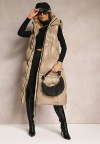 Renee - Beżowa Długa Kamizelka Pikowana z Kapturem Azalira. Typ kołnierza: kaptur. Kolor: beżowy. Długość: długie. Wzór: aplikacja. Styl: elegancki #2