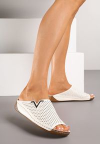 Born2be - Białe Klapki Vices z Perforowaną Cholewką Sarianae. Okazja: na co dzień. Kolor: biały. Styl: elegancki, casual