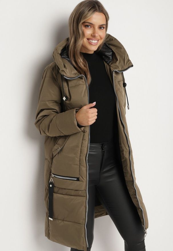 Born2be - Ciemnozielona Pikowana Kurtka z Kapturem Kieszeniami i Ozdobnym Suwakiem Mirorae. Okazja: na spacer, na co dzień. Typ kołnierza: kaptur. Kolor: zielony. Materiał: wełna, jeans. Długość: długie. Sezon: zima. Styl: casual, elegancki