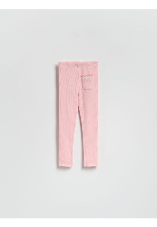 Reserved - Prążkowane legginsy z naszywką - pastelowy róż. Kolor: różowy. Materiał: prążkowany. Wzór: aplikacja