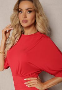 Renee - Czerwona Sukienka Mini ze Ściągaczem i Rękawem Typu Nietoperz Yarleta. Kolor: czerwony. Typ sukienki: dopasowane. Długość: mini