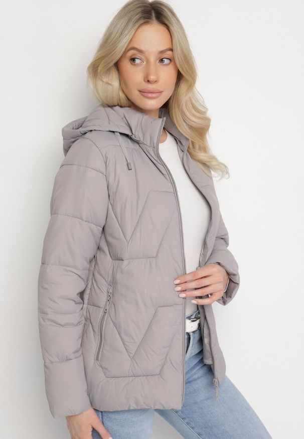 Born2be - Jasnoszara Kurtka z Szerokim Pikowaniem i Kapturem Yasidi. Okazja: na co dzień. Kolor: szary. Materiał: jeans. Styl: casual, elegancki