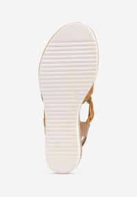 Born2be - Jasnobrązowe Sandały na Koturnie z Marszczoną Cholewką i Metaliczną Aplikacją Teodlar. Zapięcie: bez zapięcia. Kolor: brązowy. Materiał: jeans, len. Wzór: aplikacja. Sezon: lato. Obcas: na koturnie. Styl: boho. Wysokość obcasa: średni #7