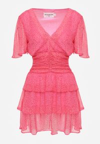 Renee - Różowa Sukienka Mini z Falbankami i Marszczeniem w Talii Kraisa. Typ kołnierza: kołnierz z falbankami. Kolor: różowy. Materiał: tkanina. Długość rękawa: krótki rękaw. Wzór: aplikacja. Sezon: wiosna, lato. Długość: mini #3