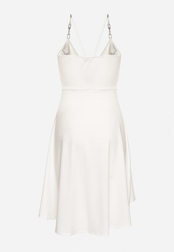 Born2be - Biała Sukienka z Klamrą na Ramiączkach Ozdobionych Łańcuszkami Kirenthya. Typ kołnierza: dekolt kopertowy. Kolor: biały. Długość rękawa: na ramiączkach. Wzór: aplikacja. Typ sukienki: kopertowe