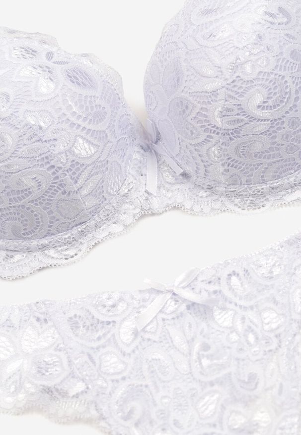 Born2be - Biały Komplet Usztywniany Biustonosz na Ramiączkach z Regulacją na Haftki i Stringi Vimereias. Kolor: biały. Materiał: koronka. Wzór: aplikacja, koronka