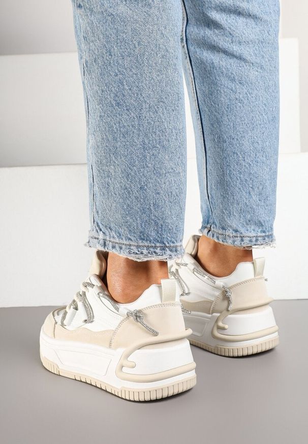 Renee - Biało-Beżowe Sneakersy na Platformie z Paskiem z Cyrkonii Aneolin. Okazja: na co dzień. Zapięcie: pasek. Kolor: biały. Materiał: jedwab. Wzór: aplikacja. Obcas: na platformie