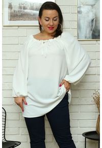 KARKO - Bluzka wyjściowa łezka w dekolcie z ozdobnym wiązaniem TAMARA ecru PROMOCJA. Kolekcja: plus size. Materiał: materiał, tkanina, poliester. Długość: długie. Styl: wizytowy #1