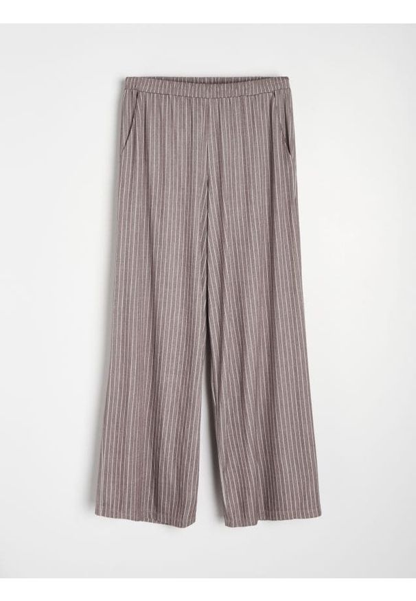 Sinsay - Spodnie wide leg z kieszeniami i domieszką wiskozy - brązowy. Kolor: brązowy