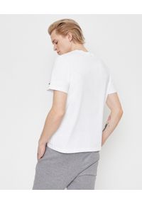 MONCLER - Biała koszulka z krótkim rękawem. Kolor: biały. Materiał: jeans, dresówka, bawełna. Długość rękawa: krótki rękaw. Długość: krótkie. Wzór: aplikacja, nadruk #3
