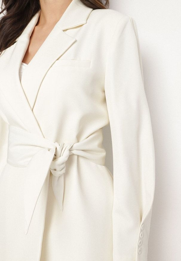 Born2be - Jasnobeżowa Marynarka o Dwurzędowym Kroju z Wiązanym Paskiem Dannes. Okazja: na co dzień. Kolor: beżowy. Materiał: jeans. Styl: klasyczny, casual, elegancki