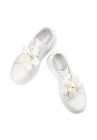 CheBello - Białe Sneakersy Chebello Modne Obuwie Na Platformie. Okazja: na co dzień. Kolor: biały. Materiał: skóra. Wzór: aplikacja. Obcas: na platformie