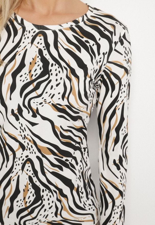Born2be - Biało-Czarna Bawełniana Bluzka w Zebrę z Długim Rękawem Unora. Okazja: na spacer. Kolor: biały. Materiał: bawełna. Długość rękawa: długi rękaw. Długość: długie. Wzór: motyw zwierzęcy. Styl: klasyczny