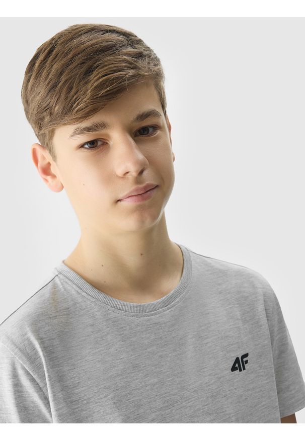 4f - 4F T-shirt gładki chłopięcy - szary 122 (6-7 lat). Okazja: na co dzień. Kolor: szary. Materiał: dzianina, materiał, bawełna, wiskoza, jersey. Długość rękawa: krótki rękaw. Długość: krótkie. Wzór: gładki. Sezon: lato. Styl: casual, sportowy