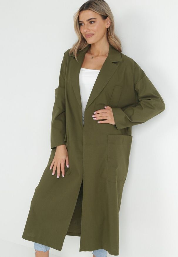 Born2be - Zielony Płaszcz Oversize z Wiązanym Paskiem Ziyanna. Kolor: zielony. Materiał: materiał. Długość: długie. Wzór: aplikacja