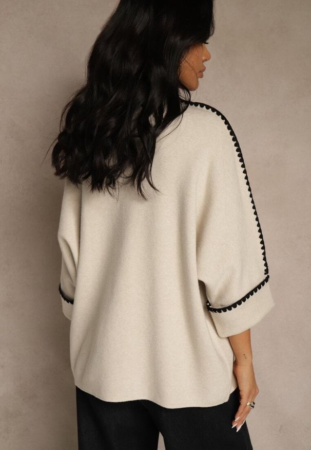 Renee - Beżowy Sweter Ozdobiony Lamówką na Rękawach Tusenna. Okazja: na co dzień. Kolor: beżowy. Materiał: jeans. Wzór: aplikacja. Styl: casual, elegancki, wizytowy