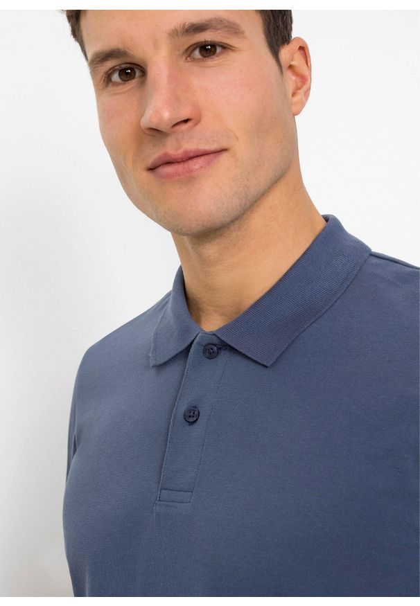 bonprix - Koszulka polo z czystej bawełny organicznej piqué. Typ kołnierza: polo. Kolor: niebieski. Materiał: bawełna. Długość rękawa: krótki rękaw. Długość: krótkie