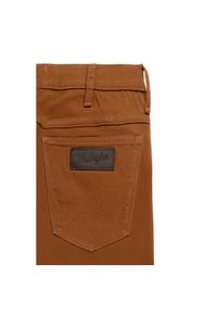 Wrangler - WRANGLER LARSTON MĘSKIE SPODNIE MATERIAŁOWE TAWNY BROWN W18S36H28 112141210. Materiał: materiał