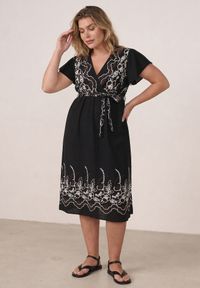 Born2be - Czarna Kopertowa Sukienka z Wiskozy Zdobiona Haftem i Wiązanym Paskiem Tasenea. Okazja: na co dzień. Kolekcja: plus size. Kolor: czarny. Materiał: wiskoza. Wzór: aplikacja, haft. Sezon: lato. Typ sukienki: kopertowe. Styl: elegancki, casual, boho #1