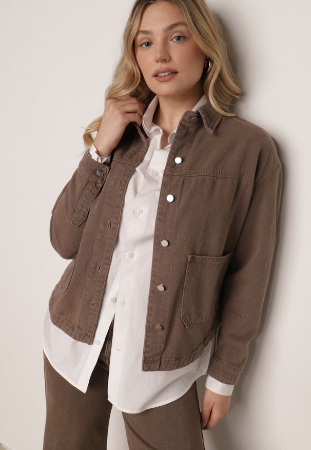 Born2be - Brązowa Bawełniana Kurtka Jeansowa o Koszulowym Kroju z Kieszeniami Senryss. Okazja: na co dzień. Kolor: brązowy. Materiał: jeans, bawełna. Styl: casual