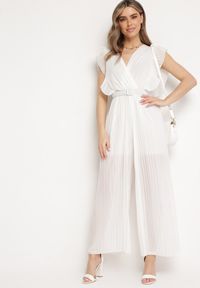 Born2be - Biały Plisowany Kombinezon z Szerokimi Nogawkami i Wiązanym Paskiem Audra. Okazja: na co dzień. Typ kołnierza: dekolt kopertowy, kołnierz z falbankami. Kolor: biały. Sezon: wiosna, lato. Typ sukienki: plisowane. Styl: casual, elegancki #2