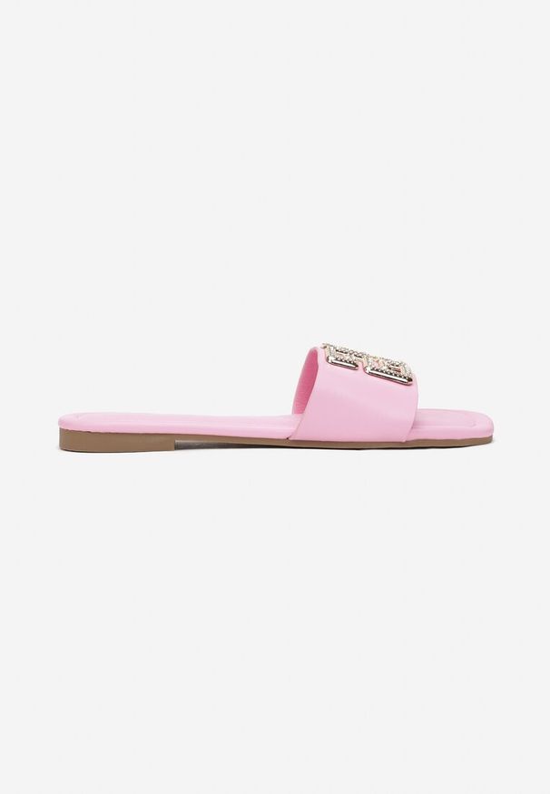 Renee - Fuksjowe Klapki z Metalową Ozdobą z Cyrkoniami Helenthea. Kolor: różowy. Wzór: aplikacja. Styl: elegancki